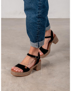 Cuña tacón bajo con hebilla...