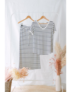 Camiseta  escote pico rayas...