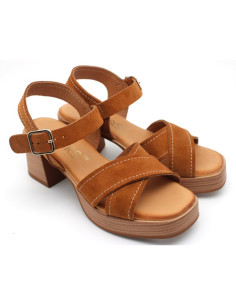 Sandalia tacón bajo marrón...