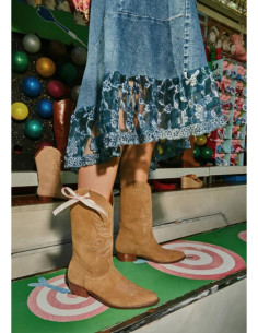 Bota tejana bordada camel...